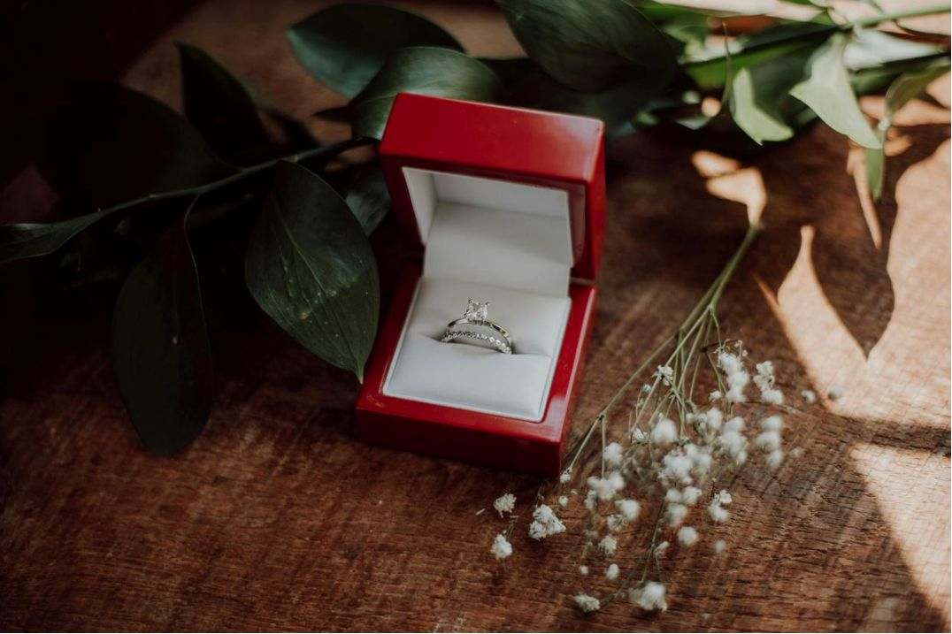 Mixed metal wedding band